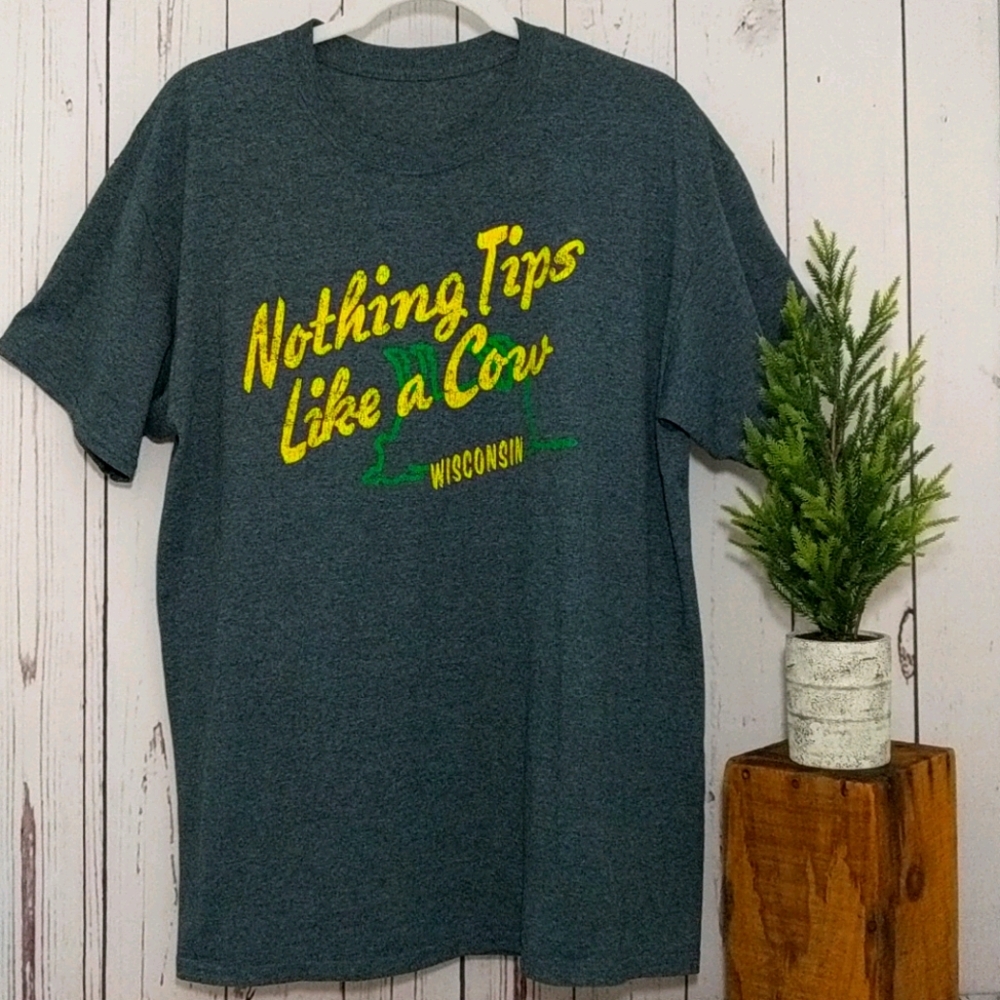 Midwestern Nothing Tips Like a Cow Graphic Shirt L